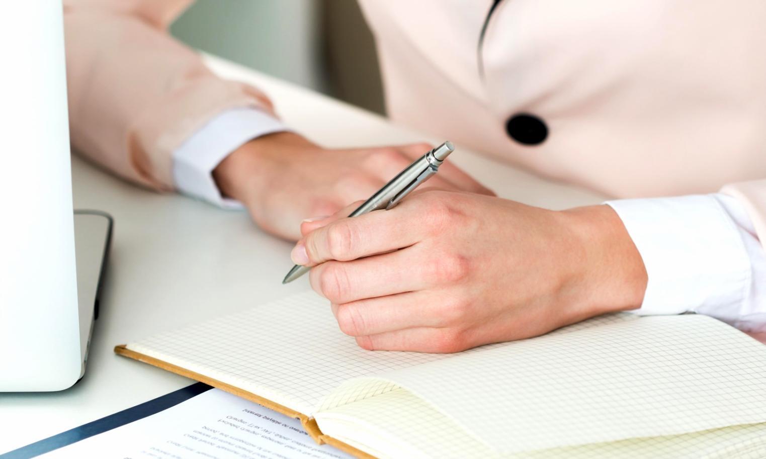 Teilnehmer analysieren Keyword-Daten während eines praxisorientierten Workshops